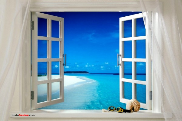 Paradisiaca playa vista desde una ventana