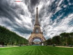 La Torre Eiffel (París, Francia) vista desde el Campo de Marte