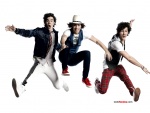 Los Jonas Brothers saltando
