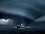 Barco en el centro del huracán