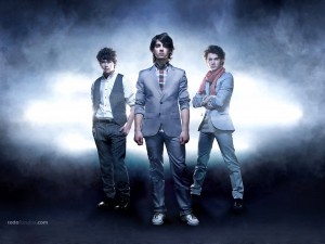 Los Jonas Brothers de traje