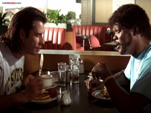 Desayuno entre Vincent Vega (John Travolta) y Jules (Samuel L. Jackson) en Pulp Fiction