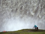 Con la bici cerca de una cascada