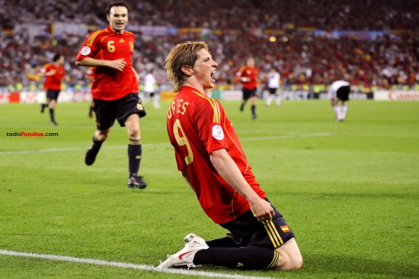Fernando Torres (España) celebrando un gol (a Alemania) en la final de la Eurocopa 2008