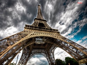 Postal: La Torre Eiffel bajo un cielo oscuro