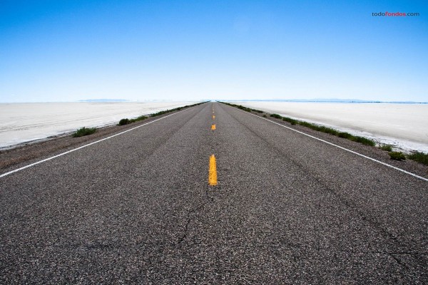 Carretera de asfalto atravesando el desierto