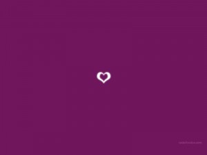 Corazón en fondo violeta