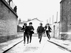 Los Beatles corriendo por las calles de Liverpool