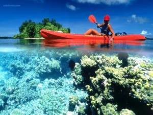 Piragüismo en aguas cristalinas, en la Isla Kennedy (Islas Salomón)