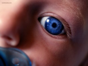 Bebé de ojos azules
