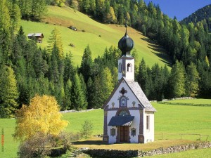 Postal: Iglesia en medio del campo