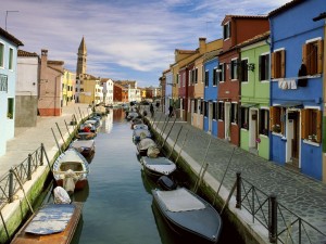 Postal: Un canal de la isla de Burano, Venecia