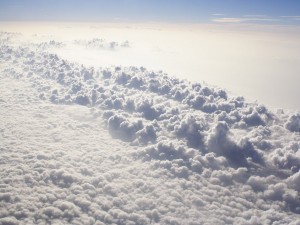 Por encima de las nubes