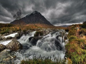 Postal: Glen Etive, un valle en las Tierras Altas de Escocia