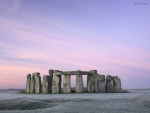 Stonehenge bajo un cielo morado
