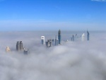 Rascacielos por encima de las nubes