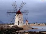 Molinos de viento en Marsala, Sicilia