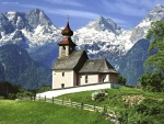 Pequeña iglesia en la montaña