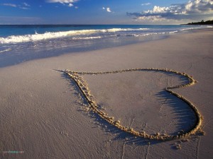 Corazón en la arena de la playa
