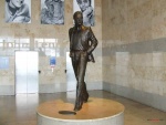 Estatua de John Lennon en el aeropuerto de Liverpool