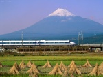 Tren bala con el Monte Fuji (Japón) de fondo