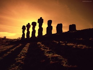 Estatuas de piedra Moai al atardecer (Isla de Pascua)