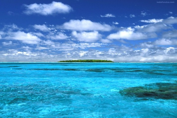 Isla en aguas azules