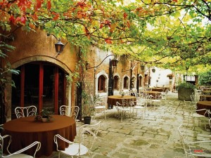Terraza con mesas, en Venecia, Italia