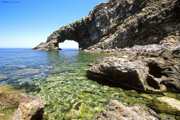 Arco del elefante (Isla Pantelaria, Italia)
