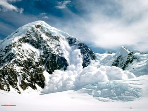 Postal: Alud de nieve en la montaña