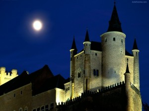 La Luna sobre el Alcázar de Segovia