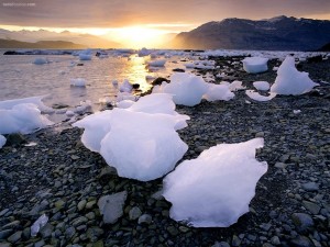 Trozos de hielo en la orilla