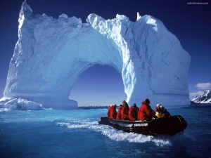 Postal: Navegando bajo un puente de hielo