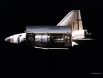 Transbordador espacial Atlantis transportando un satélite