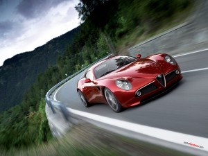 Postal: Deportivo rojo Alfa Romeo tomando la curva