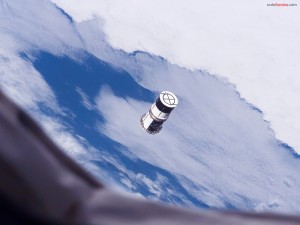 Postal: Satélite cilíndrico orbitando alrededor del planeta Tierra