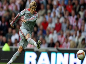 Fernando Torres chutando a gol