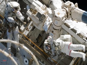 Astronautas realizando trabajos en el espacio