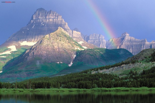 Lago, montaña y arcoíris