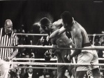 Muhammad Ali (Cassius Marcellus Clay) lanzando un derechazo
