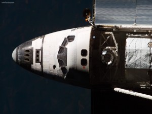 Transbordador espacial Atlantis con la nave de carga abierta