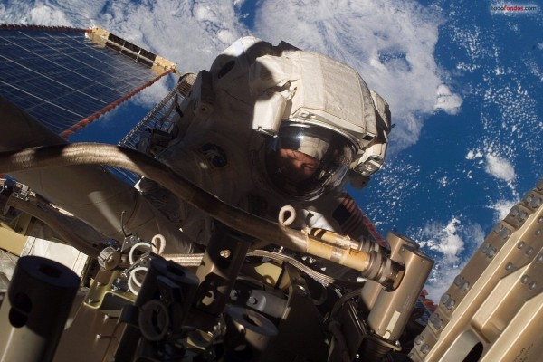 Astronauta trabajando en el espacio