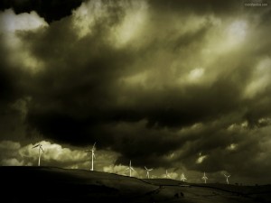 Molinos de viento bajo un cielo oscuro