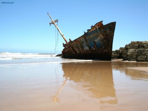 Barco encallado en la playa