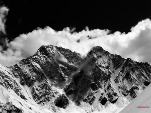 Montañas nevadas (en blanco y negro)