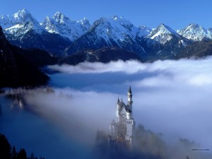 Un castillo de fantasía entre montañas