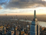 Avionetas sobrevolando el Empire State Building