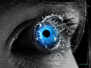 Una gota de agua impactando sobre un ojo azul
