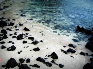 Postal: Playa con rocas negras