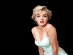 Marilyn, rubia con vestido blanco